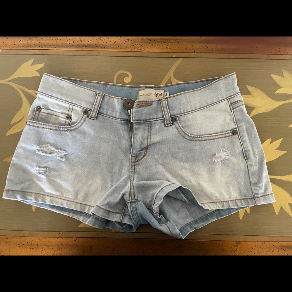 Light blue Jean shorts. GEF France